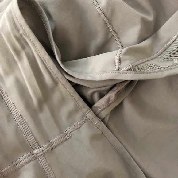 Lululemon hotty hot shorts 2.5” dark chrome size 8 - Picture 8 of 8